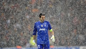 APP下载-费德勒空降伯纳乌！网球拍引爆足球圣地，全场起立欢呼